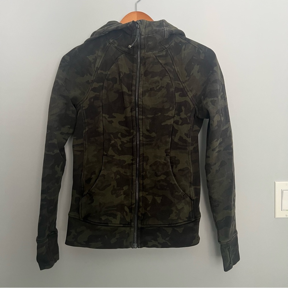 Lululemon Scuba Hoodie *Light Cotton Fleece
Incognito Camo Gator Green Size 6